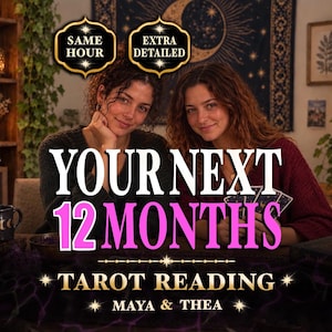 Può includere: Due persone sedute a un tavolo con carte dei tarocchi, con il testo "SAME HOUR", "EXTRA DETAILED", "YOUR NEXT 12 MONTHS", "TAROT READING" e "MAYA & THEA". La scena include una tazza scura con fasi lunari, una sfera di cristallo e candele.