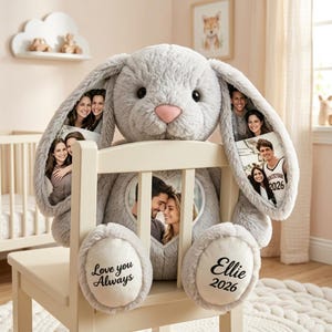Conejito de peluche personalizado con foto oculta en las orejas, regalo de aniversario para parejas, recuerdo para el recuerdo, lindo regalo romántico.