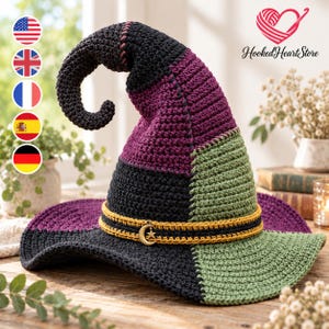 Può includere: Un cappello da strega all'uncinetto con un design a blocchi di colore in nero, viola scuro e verde oliva. Il cappello presenta una punta curva e una tesa larga. Una fascia giallo senape circonda la base, decorata con un ciondolo a mezzaluna dorato.