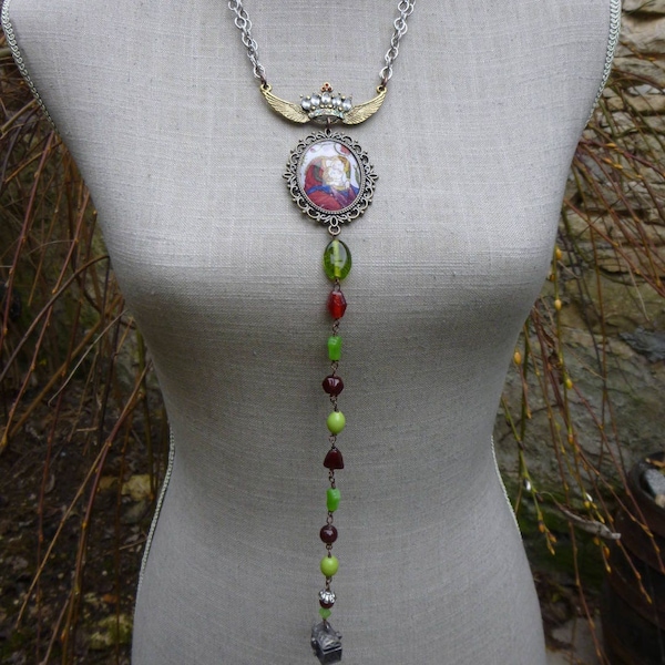 Long collier médiéval argenté rouge et vert cabochon et perles "Tristan et Iseult"