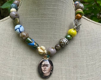 Ethnische, rustikale, schicke Halskette mit großen handgefertigten Keramikperlen und Cabochon-Metall Frida Kahlo „Viva Frida!“