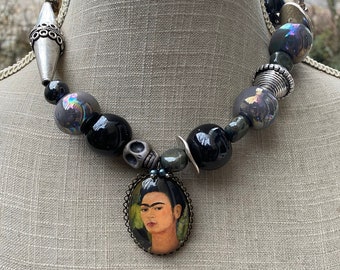 Collier ethnique rustique ras du cou grosses perles céramique artisanale et métal cabochon Frida Kahlo "Viva Frida !"