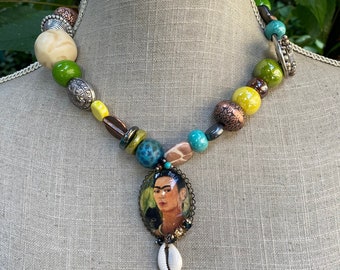 Collier ethnique rustique perles céramique acétate métal et cauri cabochon Frida Kahlo "Viva Frida !"