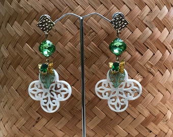 Boucles nature fleurs plexi blanches papillons dorés et cristal vert « Au jardin »