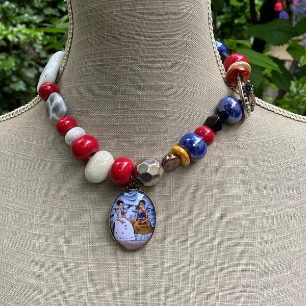 Collier ethnique rustique coloré perles en céramique laiton cuivré et métal argenté cabochon Frida Kahlo "Les deux Frida"