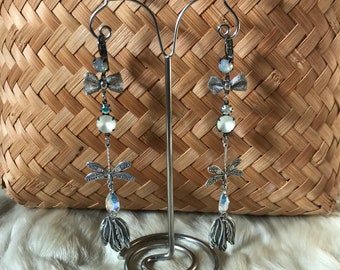 Boucles art nouveau laiton argenté libellules et cristal swarovski "Au royaume d'Ondine"