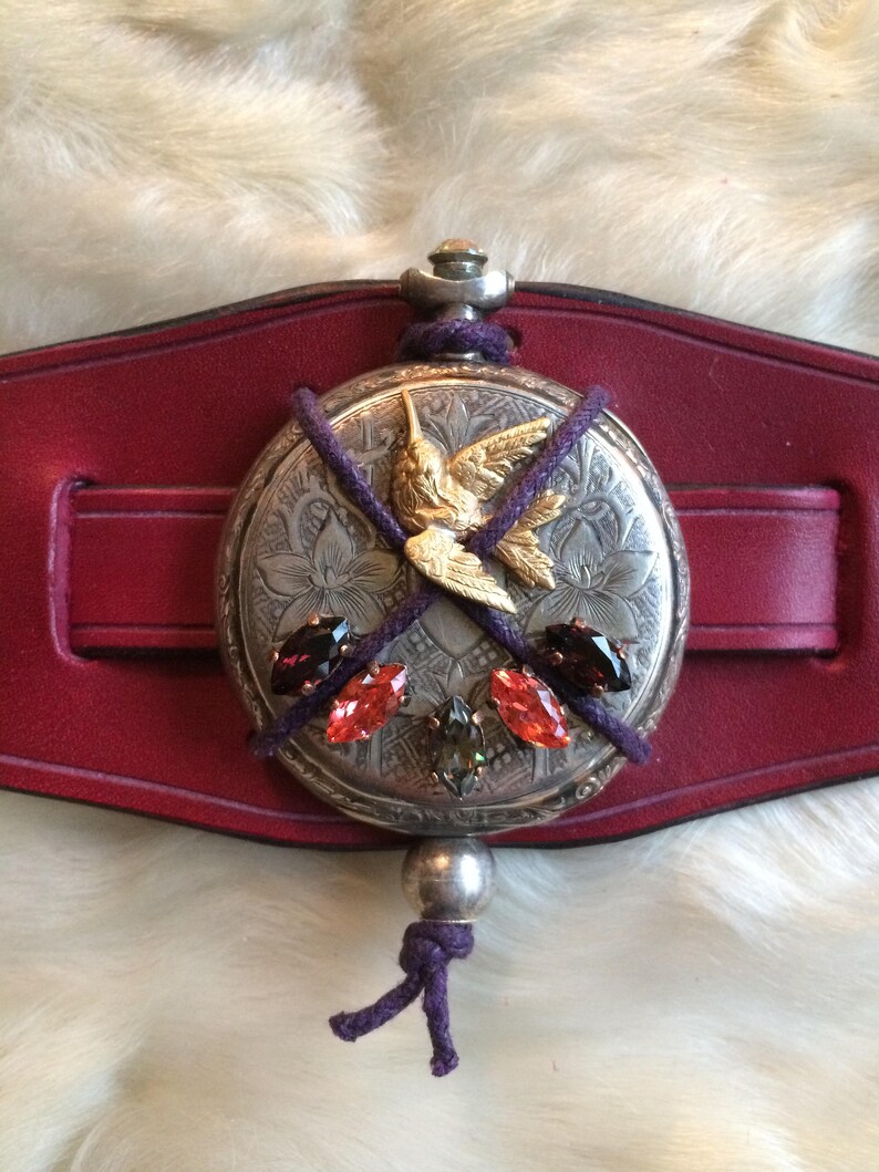 Bracelet manchette cuir féérique montre ancienne et cristal swarovski Ex voto au colibri image 5