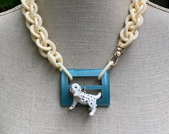 Collier chaîne grosses mailles torsadées acétate boucle de ceinture et petit dalmatien "Un temps de chien"