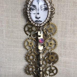 Sautoir steampunk chic cabochon engrenages et perles Madame Couche tard image 3