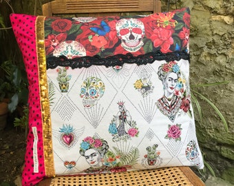 Coussin Frida Kahlo déco bohème imprimés calaveras dentelle et galons « Viva Frida »