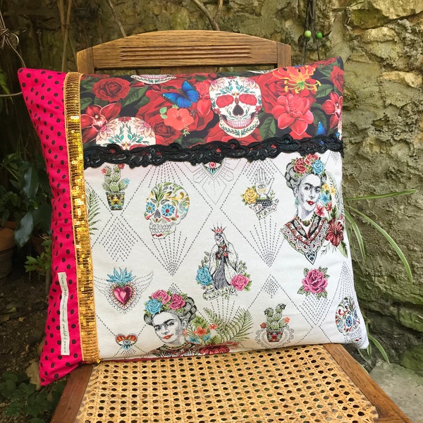 Coussin Frida Kahlo déco bohème imprimés calaveras dentelle et galons « Viva Frida »