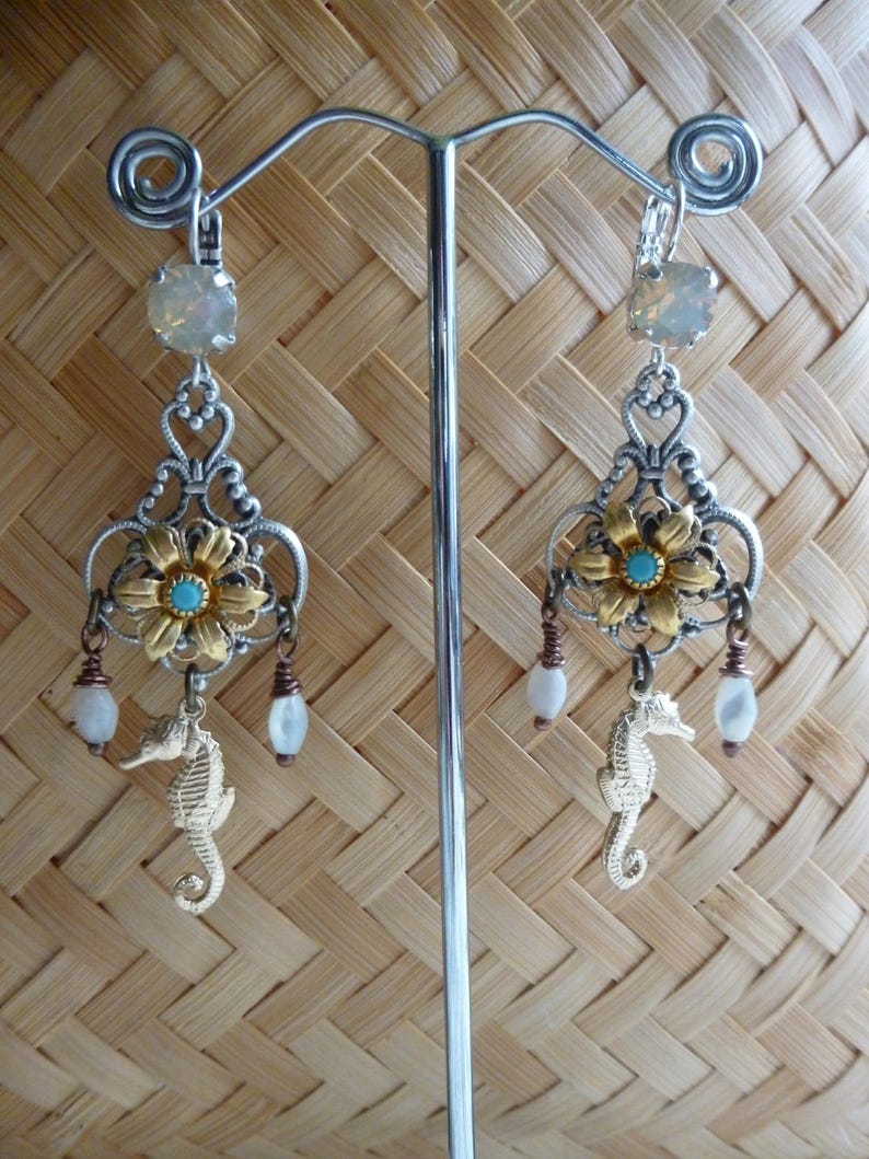 Boucles d'oreilles mi-longues d'esprit rétro Balade à dos d'hippocampe image 4