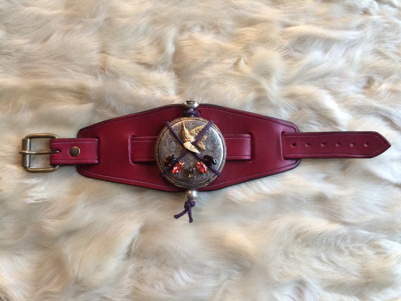 Bracelet manchette cuir féérique montre ancienne et cristal swarovski Ex voto au colibri image 4