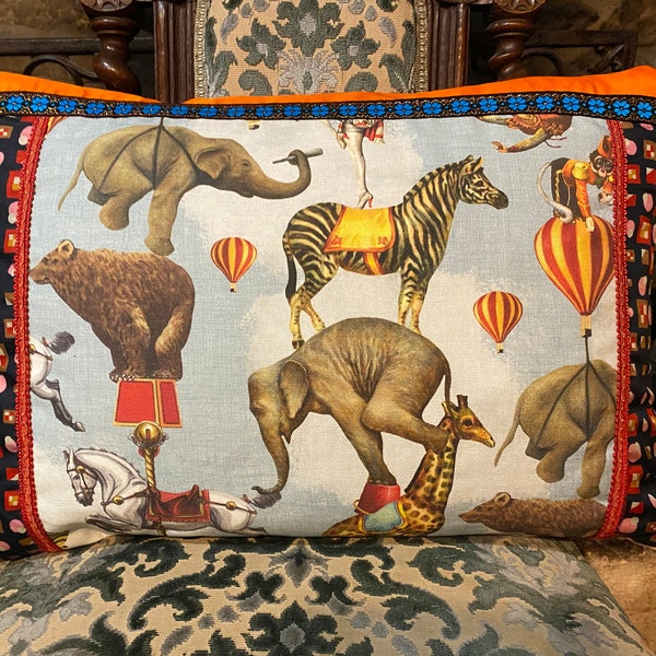 Grand coussin cirque animaux acrobates rétro beaux tissus et galons anciens «Royal circus" 