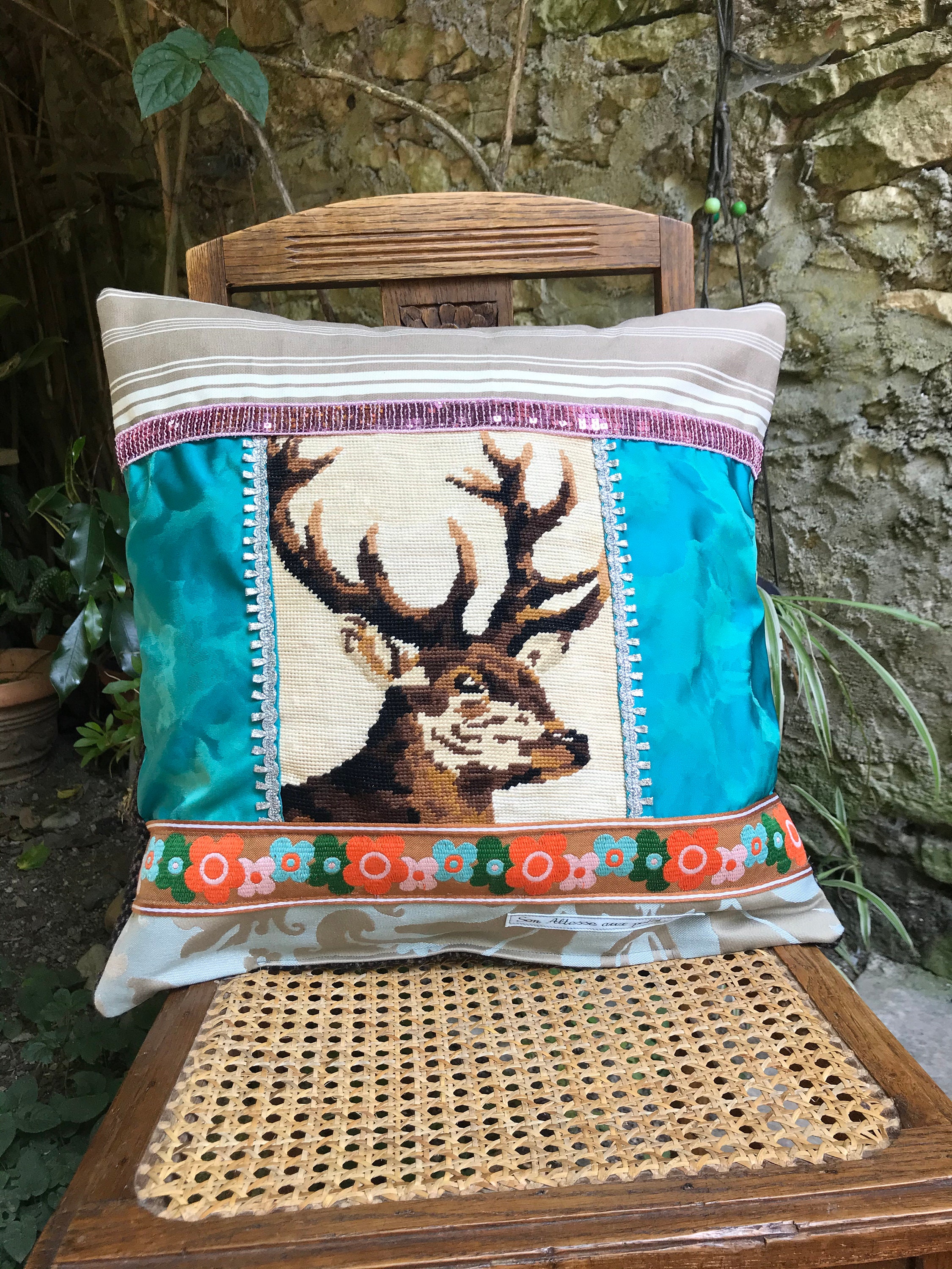 Coussin Canevas Nature Bohème Dans La Forêt Un Grand Cerf