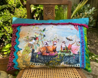 Grand coussin féerique nature animaux fleurs beaux tissus et galons « Bibiche »