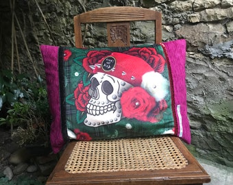 Coussin tête de mort coloré velours tissus variés et galons  "Calavera punk"