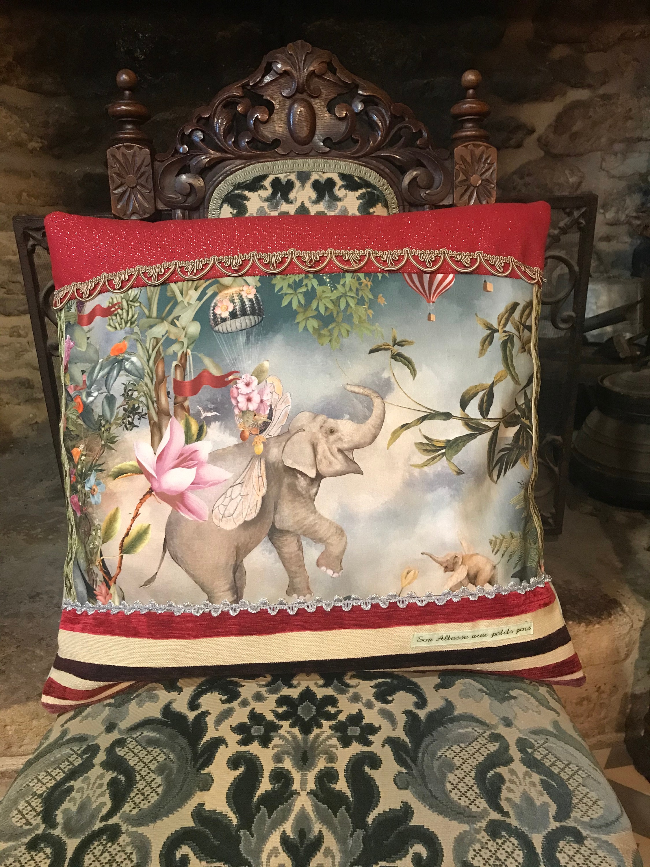 Coussin Féérique Éléphants Cirque et Fleurs Madame Trompe en Ballon