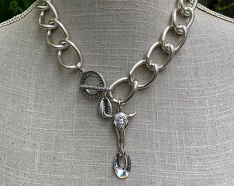 Chain necklace with large links, toggle clasp, T-shaped bull skull, shell and Swarovski crystal "Navajo Spring"