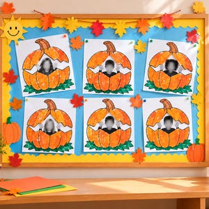 Puede incluir: Un tablón de anuncios rectangular con fondo azul claro y borde festoneado amarillo, decorado con hojas de arce de papel naranjas y rojas. Seis papeles blancos muestran ilustraciones de calabazas naranjas con recortes para caras.