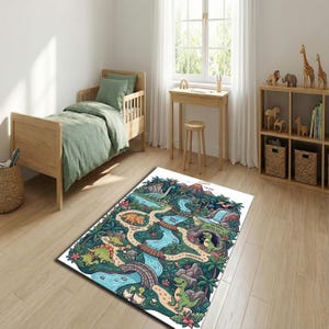 Pode incluir: Um tapete retangular com uma ilustração colorida de uma paisagem de dinossauros, apresentando um caminho sinuoso, um rio azul, um vulcão e vários dinossauros verdes. O design inclui etiquetas de texto como Dinosaur Path, Jungle River e Waterfall Resting Site.