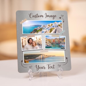Puede incluir: Una placa rectangular de metal cepillado con el texto Custom Image en la parte superior y Your Text en la inferior. Incluye tres marcos de fotos sujetos con cinta decorativa, mostrando una ciudad costera, una pareja y acantilados.