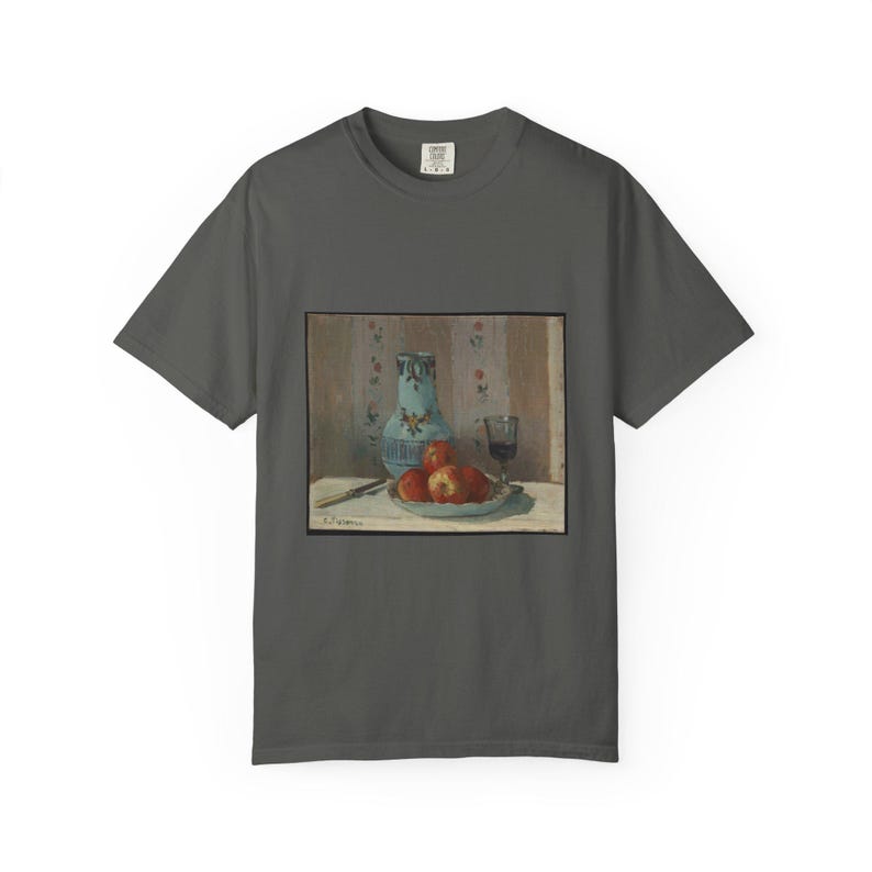 Camiseta con estampado de naturaleza muerta con manzanas de Camille Pissarro, camiseta de arte impresionista, Comfort Colors 1717 imagen 3