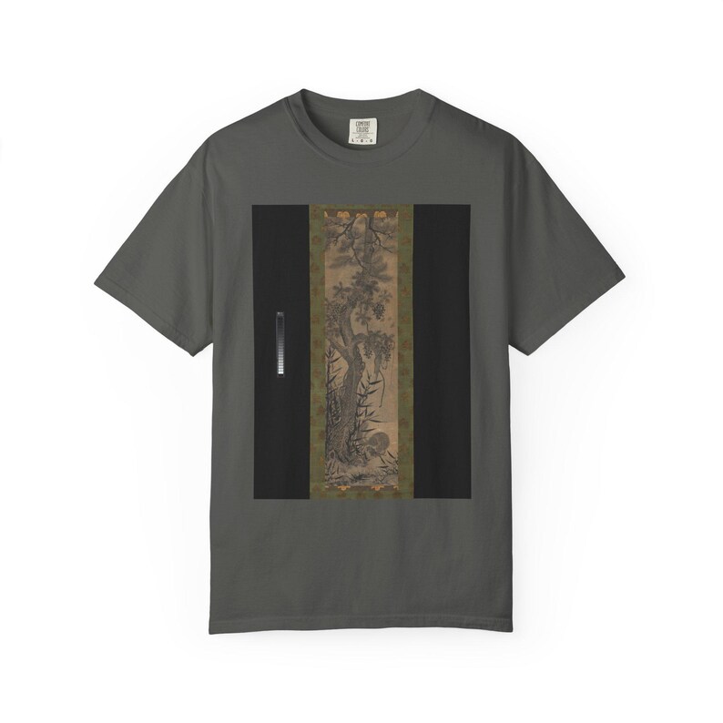 T-Shirt mit Kiefern-, Bambus-, Trauben- und Eichhörnchenmotiv, asiatisches Tuschebild-T-Shirt, Comfort Colors 1717 Bild 3