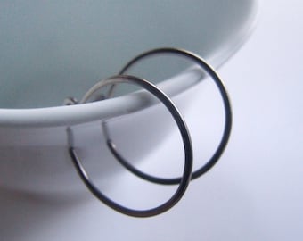 Pendientes de aro pequeños de titanio, niobio o acero - 3/4" o 1" hipoalergénicos, aro invertido, plata, gris plomo, sencillos, 20 mm, unisex, calibre 18