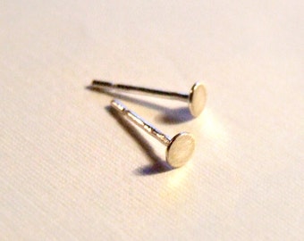 Pendientes de botón con pequeños puntos: plata de ley 925, círculo de plata reciclada ecológica, 3 mm o 4 mm, satinado o brillante.