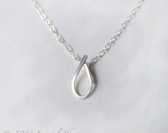 Collar delicado con colgante en forma de lágrima - Plata de ley ecológica, pequeño colgante en forma de lágrima, regalo sencillo y minimalista para novia, dama de honor o cumpleaños.