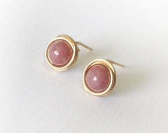 Pendientes de rodonita - Postes de oreja envueltos en alambre chapado en oro de 14k, rosa malva. Regalo 8 mm 10 mm