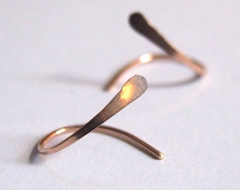 Pendientes de oro macizo de 14 k: aros abiertos, forjados en frío y martillados a mano en oro amarillo, rosa, blanco o verde.
