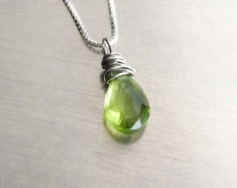 Collar con colgante de peridoto - Solitario de piedra preciosa natural de plata, envuelto en alambre verde, plata esterlina ecológica, piedra de nacimiento de agosto, regalo de aniversario