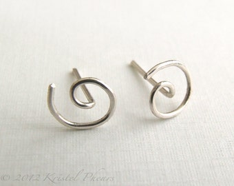 Pequeños pendientes con forma de espiral, rellenos de plata o oro, ecológicos, de plata esterlina reciclada, con alambre martillado, envueltos en un lindo y divertido regalo para amigos.