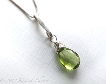 Collar de peridoto de plata - Colgante de piedra preciosa natural de plata de ley ecológico, solitario briolette verde, piedra de nacimiento de agosto, regalo de aniversario