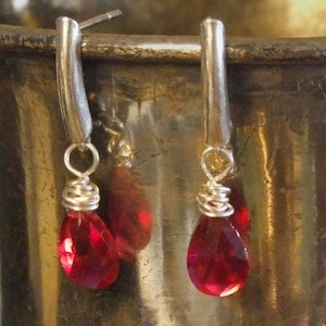 Rubinörhängen - hängen i sterlingsilver, labbet skapade ädelstenar, örhängessmycken, alla hjärtans dag-present, födelsesten i juli, födelsedag, brudtärna