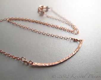 Collar con barra de oro rosa - oro martillado ecológico GF, gargantilla de diseño minimalista, elegante y original, ideal para ocasiones especiales o como regalo para damas de honor.