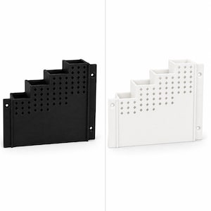 Peut inclure: Un organisateur mural noir et un blanc, chacun présentant un design en escalier avec quatre compartiments carrés. Les panneaux avant ont un motif en losange perforé et des rebords latéraux avec des trous circulaires pour les vis de fixation.