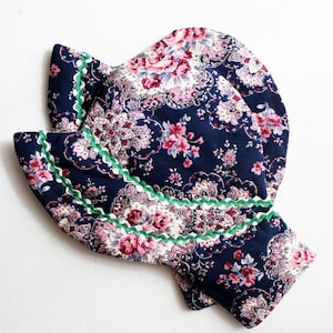 2 calico cotton bonnet potholders trivet with green rikrack