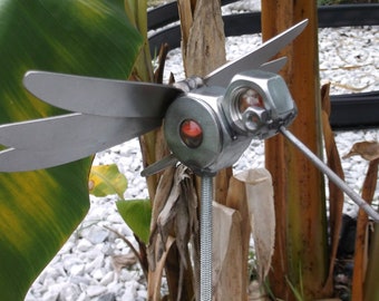 Orangefarbener Kolibri, Metallvogelskulptur, Gartenstecker
