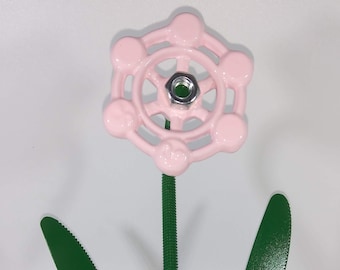 ピンクの金属の花、彫刻された花の装飾、蛇口の花