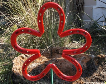 Red Horseshoe Flower, Metal  Garden Stake, Spring Yard Art, Lucky Horseshoe
