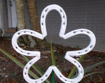 Weiße Hufeisenblume, Metallgartenpfahl, Frühlingshofkunst, Glückshufeisen