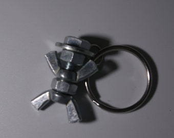 Llavero miniatura con forma de hombre de tuercas y tornillos: regalo de hardware reciclado