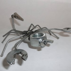 Miniatur-Skorpion-Kunstfigur aus recyceltem Metall