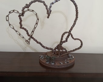 Escultura de corazón de metal con cadenas de motocicleta, arte rústico de metal soldado y reciclado.