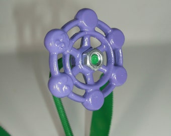 Lila Metallblumen, skulpturales Blumendekor, Hahnblumen,