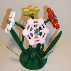 Vier Metallblumen, Hahn Blumenstrauß, Metall Blumendekor