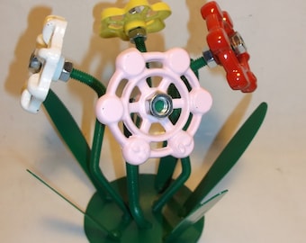 リサイクル金属製蛇口の花束：手作りの花飾り